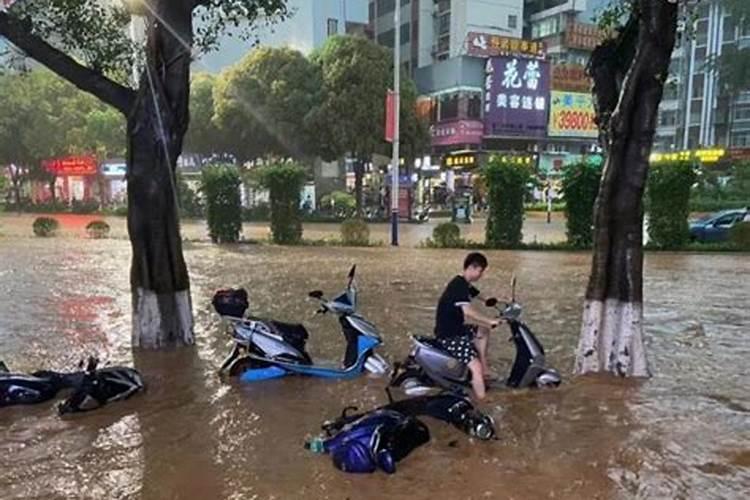 梦见下雨路被淹了