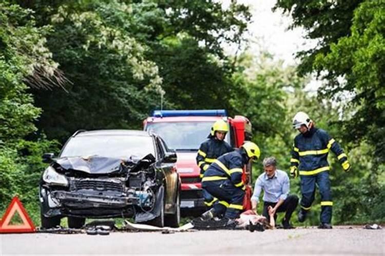 梦到身边人被车撞死什么意思