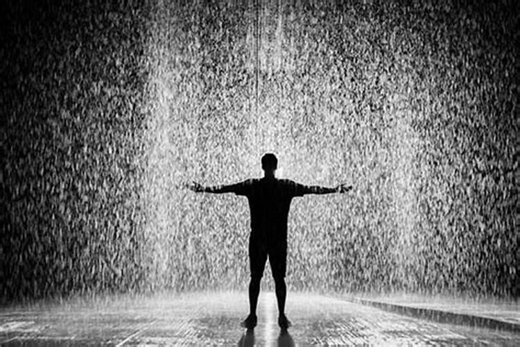 梦见自己在雨里淋雨好不好