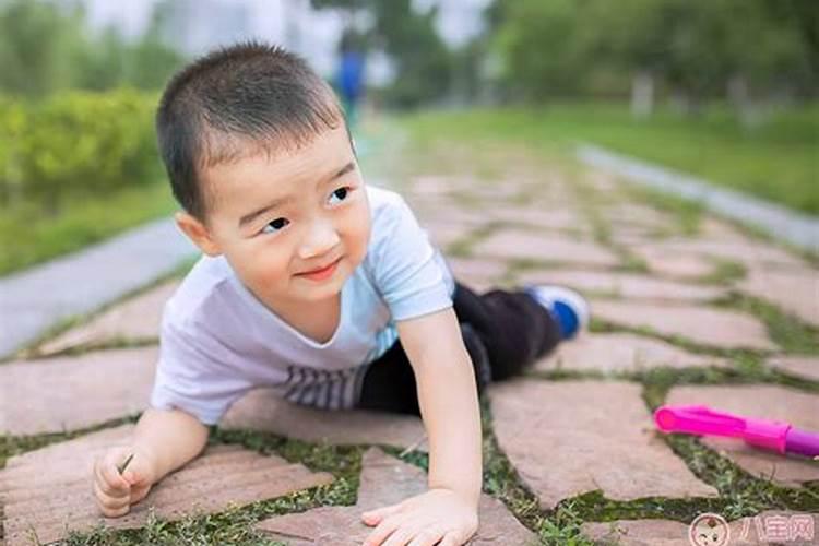 梦见背着一个小孩走在路上