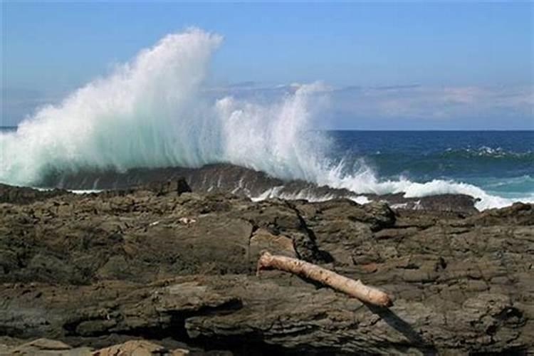 梦见在海边突然涨潮海水淹没自己