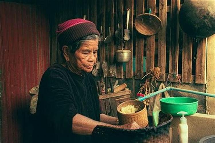 女人梦见已死的奶奶