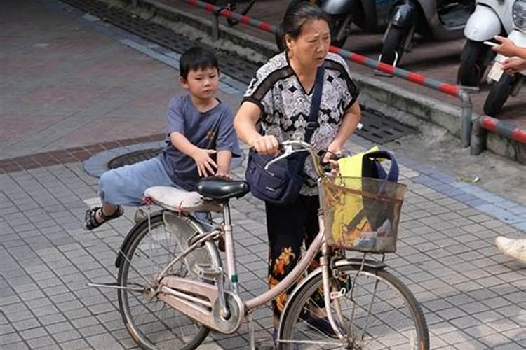 梦见死去的爷爷来接我儿子放学回家