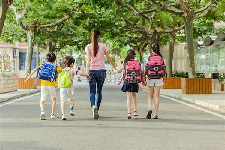 梦到小学上学的场景