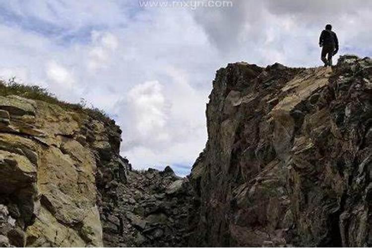 梦见大山崩塌是啥预兆