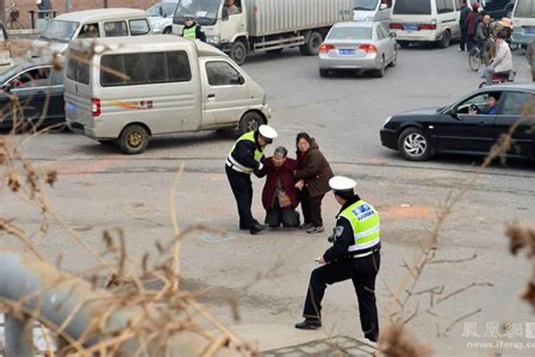 梦到陌生人被车轧死了