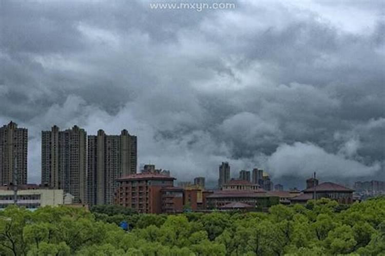 孕妇梦见天空乌云密布下大雨