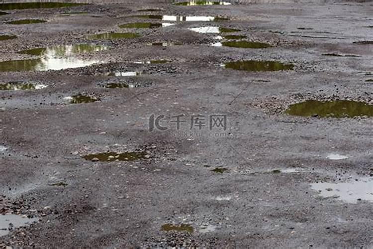 梦见下雨后的水坑