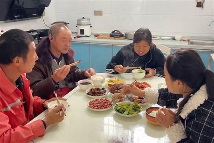 梦见亲戚给我做饭吃好不好