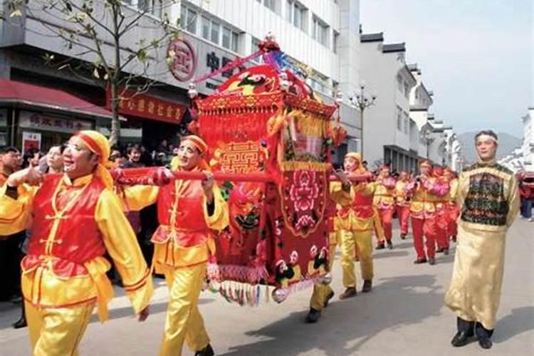 梦见别人结婚抬着花轿