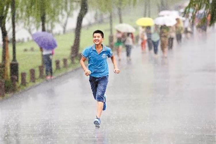 梦到下大雨自己在雨中奔跑