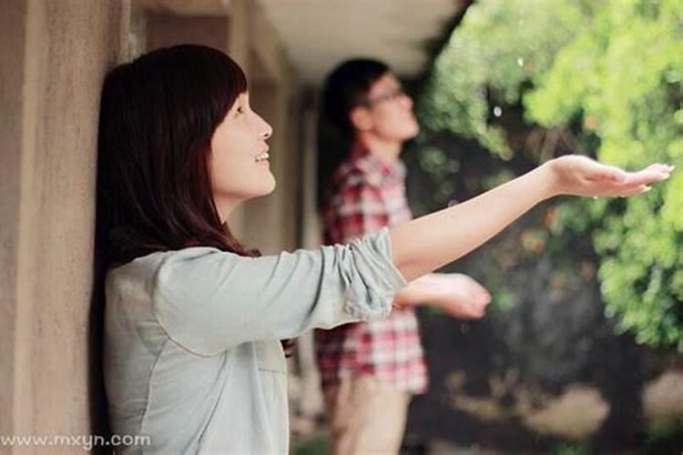 梦见和单身女人谈恋爱什么意思