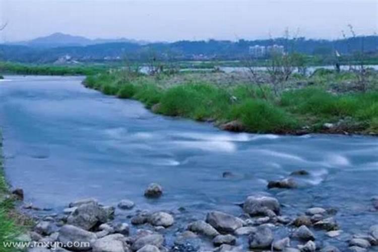 梦见渠沟流动的河水什么意思