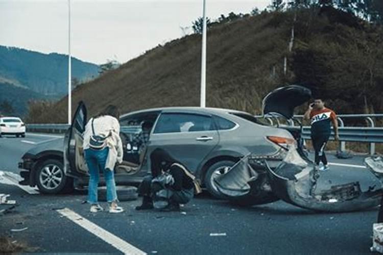 梦见亲人出车祸好吗周公解梦女人怀孕