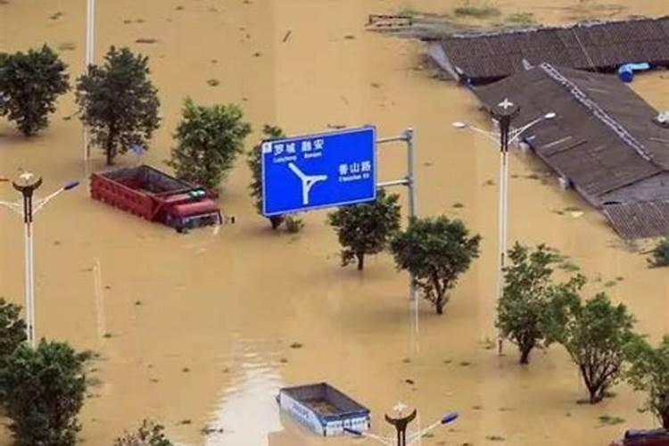 梦见洪水泛滥自己被淹没在水中