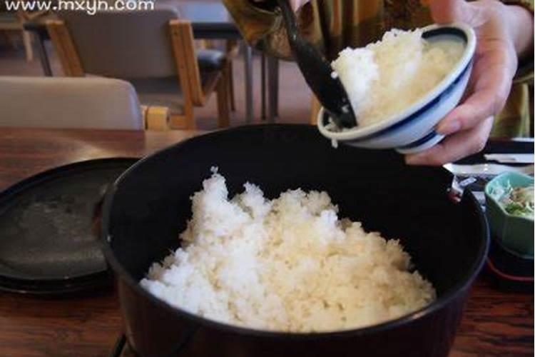 梦见给小男孩盛饭