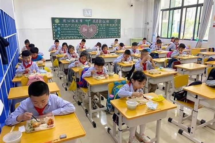 梦见好多小学生放学回家