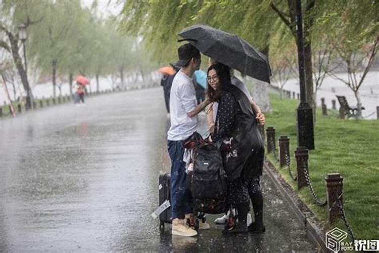 梦见在大雨中奔跑淋得湿透了