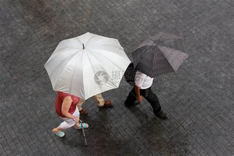 梦见下雨打伞走路是什么意思