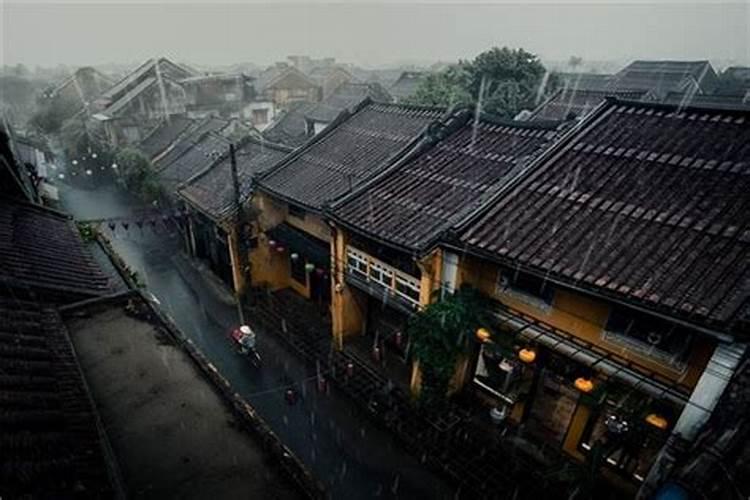 做梦梦见房子下雨漏雨怎么回事