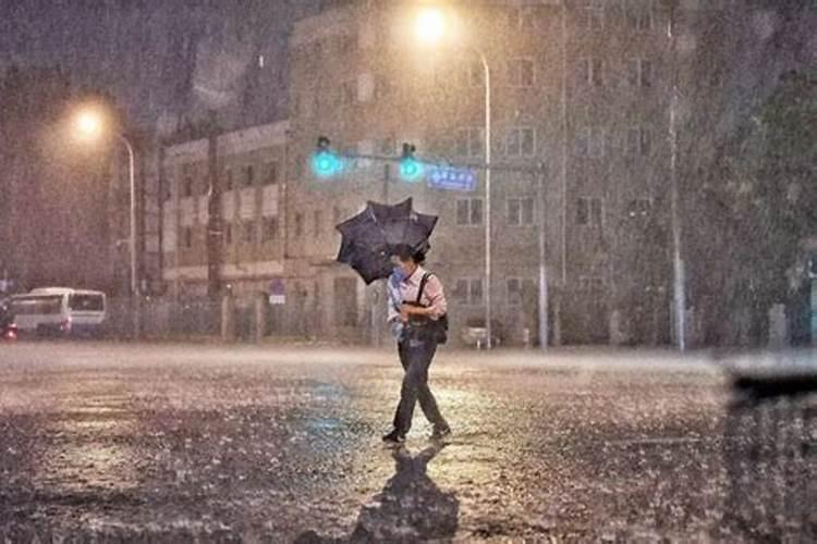 梦见自己淋雨怎么回事