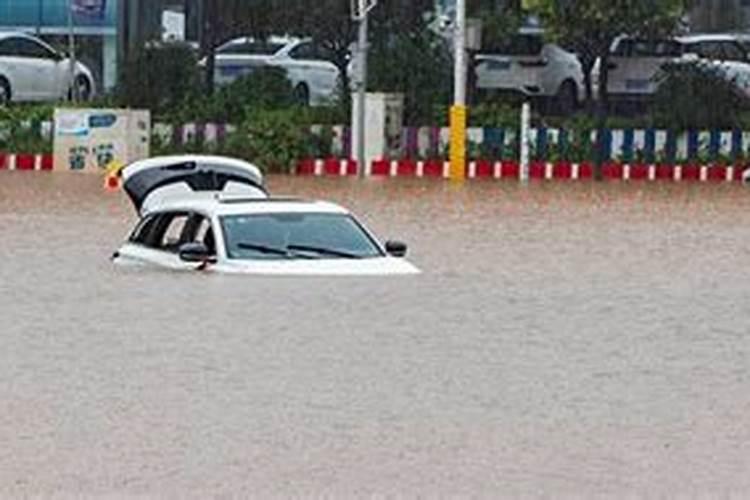 梦见车子在水里熄火了