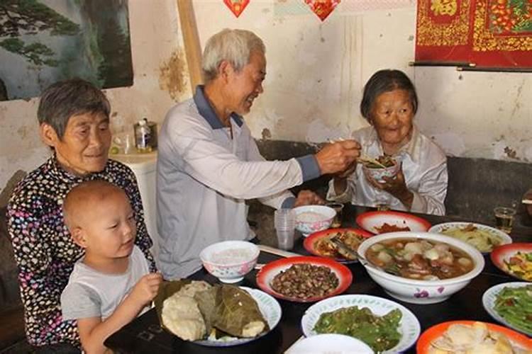 梦见过世老人一起吃饭,给她夹菜好不好