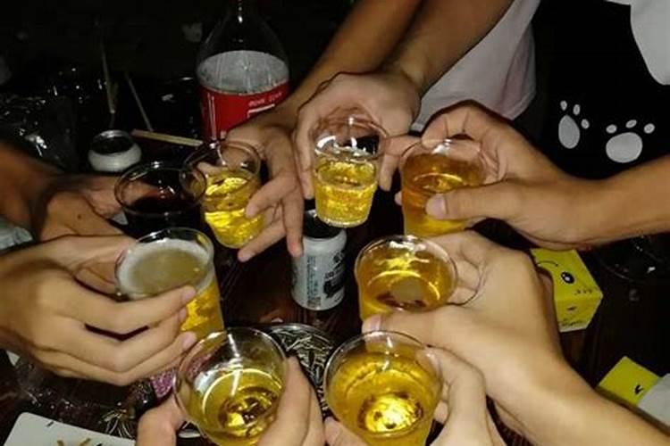 梦见家里亲戚聚餐喝酒