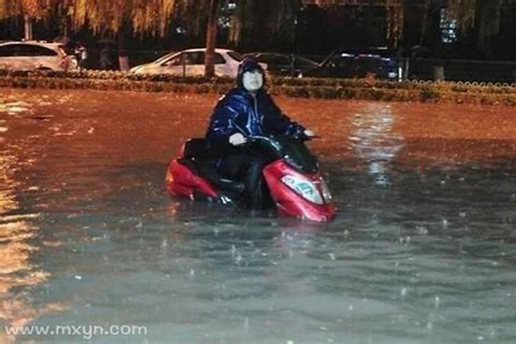 梦见大雨河水溢出河堤