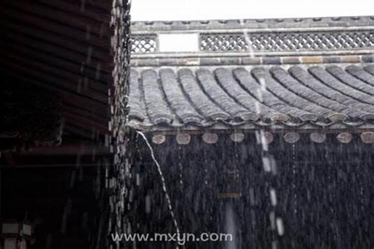 梦见自己家屋顶漏雨,到处都是雨淋坏了