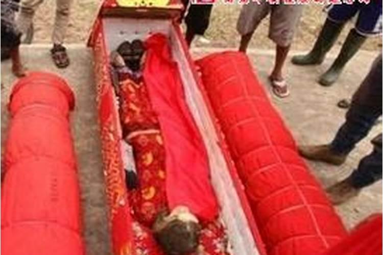 梦见妹妹死了躺在棺材里什么意思呀