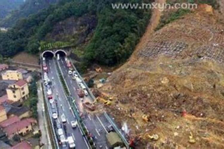 怀孕梦见下大雨发洪水山体滑坡