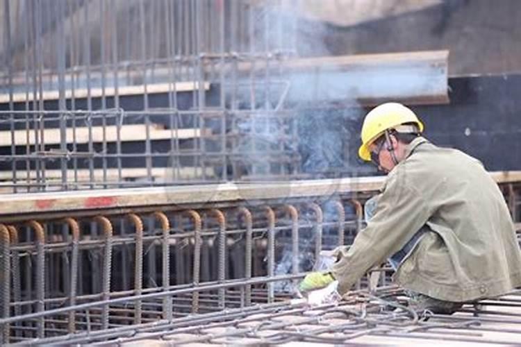 梦到很多建筑工人在建房子里