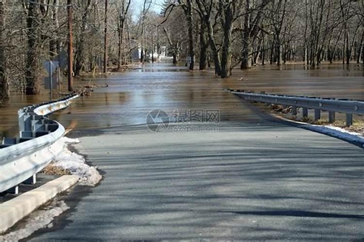 梦见的洪水淹没道路