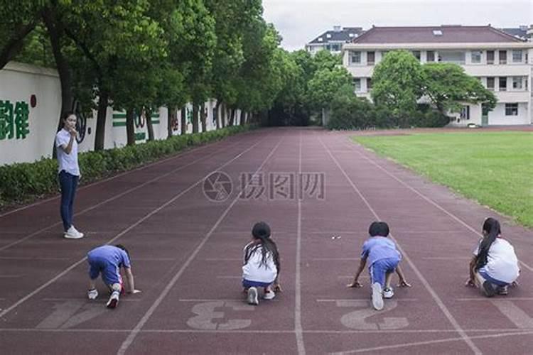 梦见学校很多学生在操场