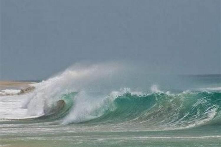 梦到大海海水涨潮很大