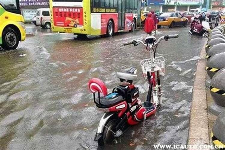 梦见下大雨淋了电动车