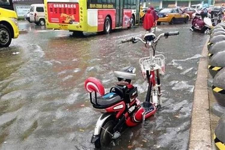 梦见下大雨淋了电动车被淋湿什么意思