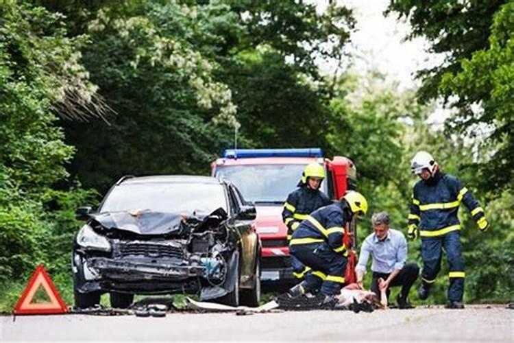 梦见亲人出车祸什么意思呢解梦