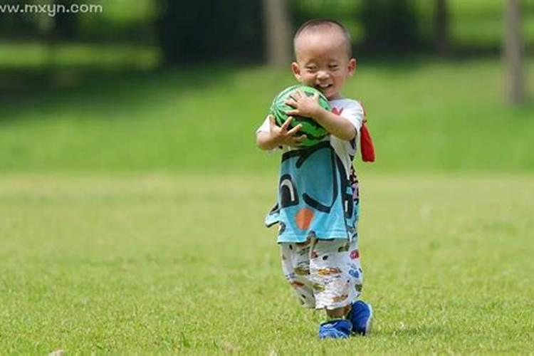 梦见陌生小男孩捣乱