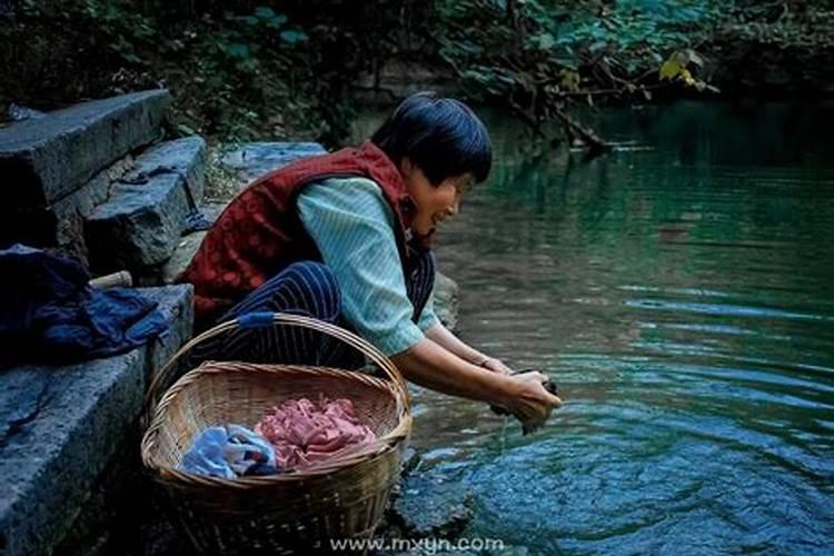 梦见给死去姥姥洗衣服什么意思周公解梦