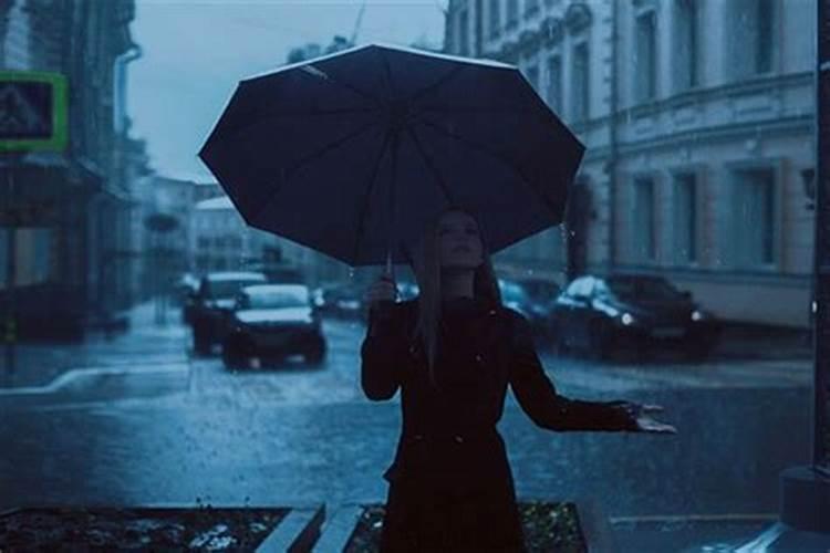 梦见下雨涨水是什么征兆女性