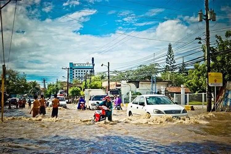 梦见下大雨河水涨了又消了