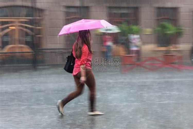 孕妇梦见大雨天在淋雨