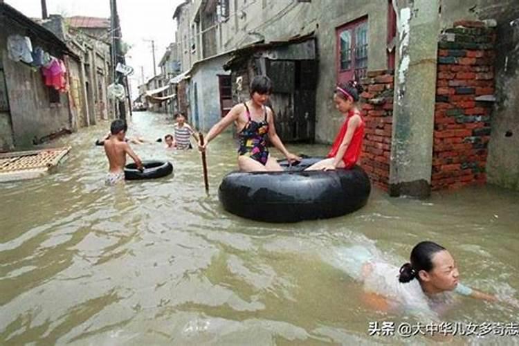 梦见洪水死了好多人自己救了