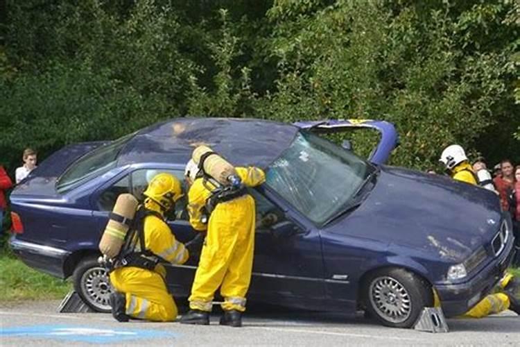 梦见一辆车撞另一辆车