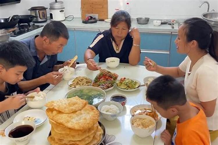 梦见买菜到朋友家煮饭吃