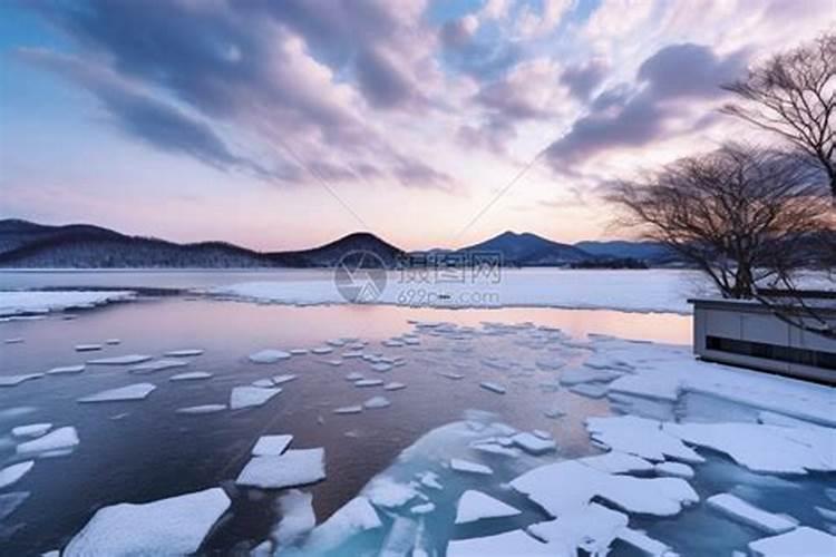 梦见湖面结冰景色好美