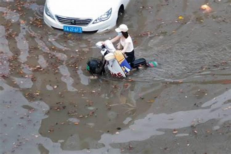 梦见骑电动车过大水