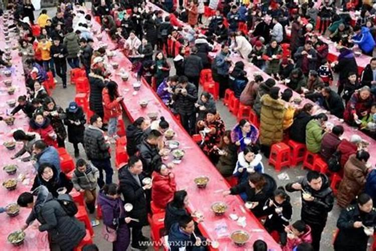 梦见很多人在一起吃饭还下雨